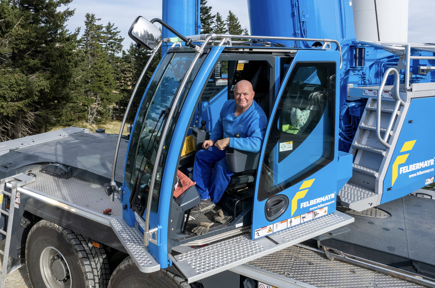 Stable and strong in the wind – Liebherr power hits the road